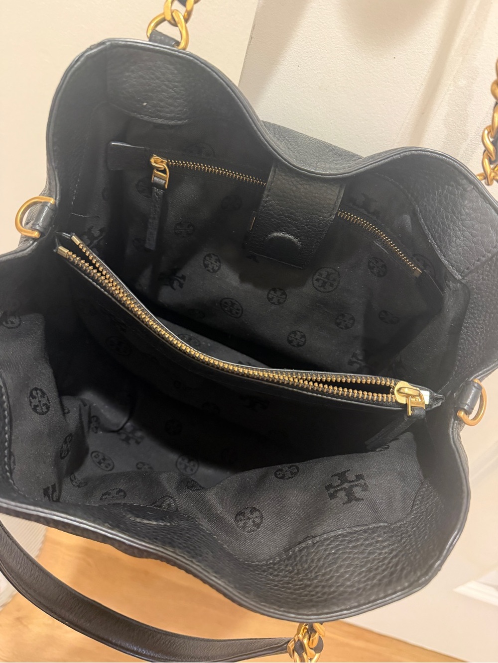 Tory Burch Black Pebbled Leather Shoulder Bag with Gold Chain Straps - Picture 3 of 3